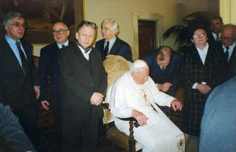 Uczestnicy spotkania w sali Biblioteki Papieskiej
