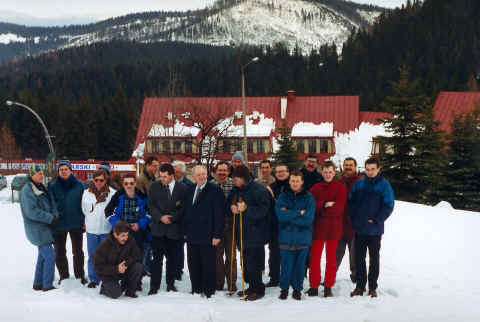 Uczestnicy XII Konferencji Naukowej Korbielw'2000 przed DW "Jontek" w Korbielowie