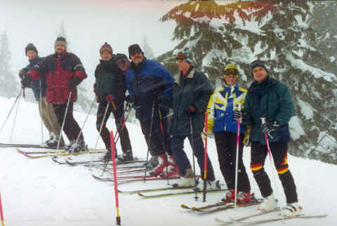 Uczestnicy XII Konferencji Naukowej Korbielw'2000 przed startem w slalomie gigancie na stokach Pilska