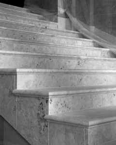 Detal kamieniarki – schody gwne przed zamontowaniem balustrad