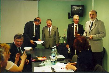 Dr in. Micha Sendzimir (drugi z prawej) wrczy Zoty Medal profesorowi Marianowi Szczerkowi (pierwszy z prawej)