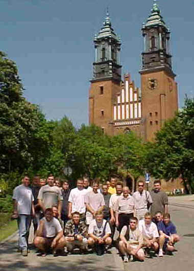 Grupa studentw przed katedr na Ostrowie Tumskim w Poznaniu, kolebk chrzecijastwa w Polsce