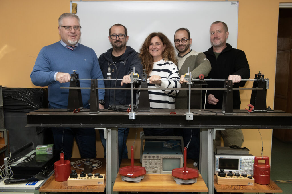 Zespół Laboratorium Drgań Budowli (od lewej): Piotr Stecz, kierownik; Jarosław Chełmecki, starszy specjalista, zastępca kierownika; Katarzyna Galas, starszy specjalista; Waseem Aldabbik, doktorant; Paweł Jurkiewicz, starszy specjalista naukowo-techniczny. Wszyscy członkowie zespołu są pracownikami Wydziału Inżynierii Lądowej. Fot.: Jan Zych