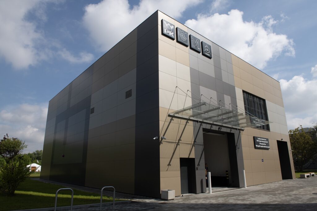 Budynek LaboratoriumUltraprecyzyjnych Pomiarów Współrzędnościowych mieści się na kampusie w Czyżynach, przy alei Jana Pawła II, tuż obok głównej siedziby Wydziału Mechanicznego Fot.: Jan Zych