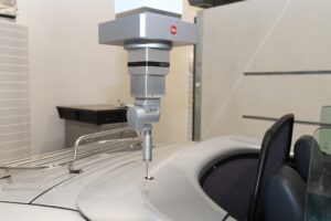 Pomiary karoserii samochodu osobowego na współrzędnościowej maszynie do pomiarów elementów wielkogabarytowych PMM-G 50.30.20 firmy Hexagon Fot.: Jan Zych