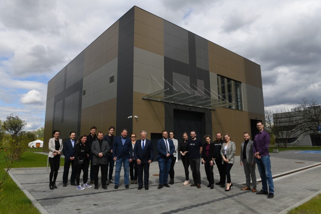 Zespół Laboratorium Metrologii Współrzędnościowej PK. Od lewej: Danuta Owczarek, Robert Kupiec, Ksenia Ostrowska, Przemysław Zięba, Marcin Krawczyk, Konrad Kobiela, Adam Gąska, Barbara Juras, Jerzy Sładek, Paweł Wołkanowski, Katarzyna Składanowska, Izabela Sanetra, Maciej Gruza, Angelika Jarocha, Karol Stroński, Sylwia Żuchowska, Michał Jedynak, Wiktor Harmatys Fot.: Jan Zych