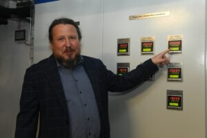 Adam Gąska objaśnia zasadę funkcjonowania systemów klimatyzacji precyzyjnej, zainstalowanych w Laboratorium Ultraprecyzyjnych Pomiarów Współrzędnościowych Fot.: Jan Zych