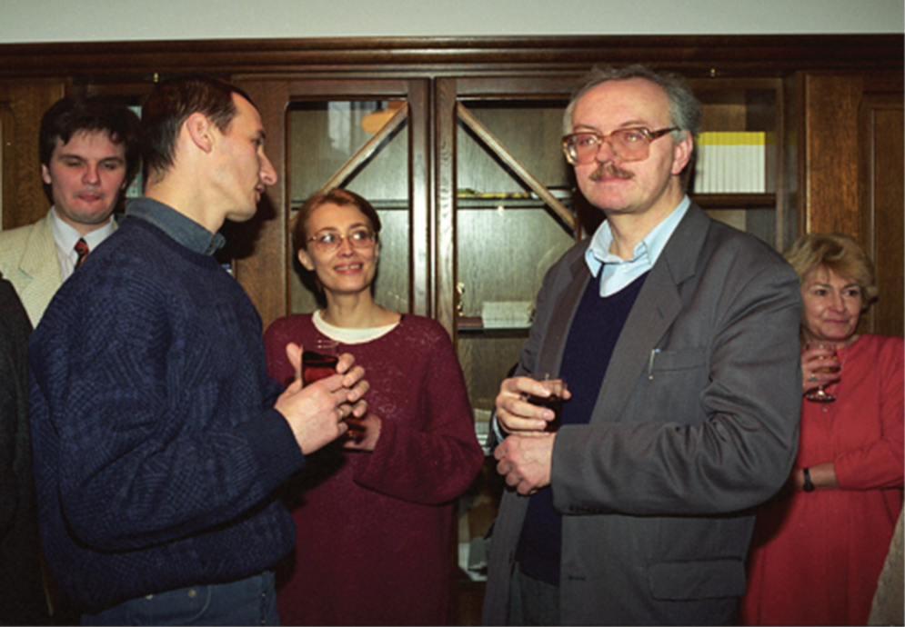 W redakcji „Przekroju”, 27 marca 1997 r. Lesław Peters (z prawej), publicystka Agnieszka Fryz-Więcek i Janusz Stefaniak, twórca satyrycznych rysunków Fot.: Jan Zych