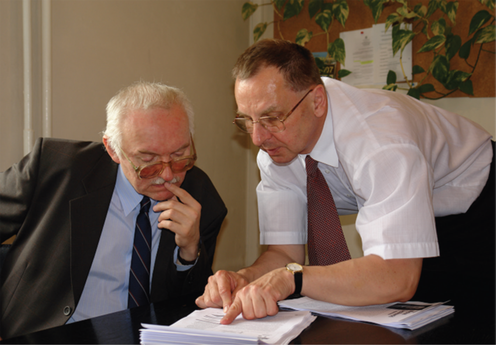Lesław Peters w rozmowie z prof. Maciejem Złowodzkim, redaktorem naczelnym „Naszej Politechniki” w latach 2003–2007 Fot.: Jan Zych