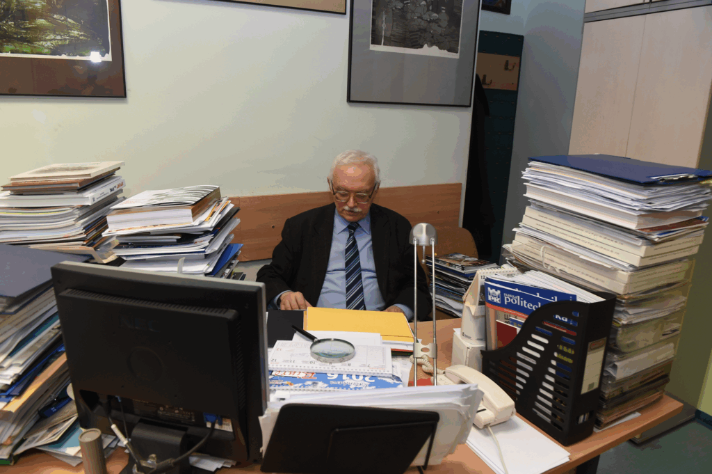 Lesław Peters w redakcji "Naszej Politechniki" Fot.: Jan Zych