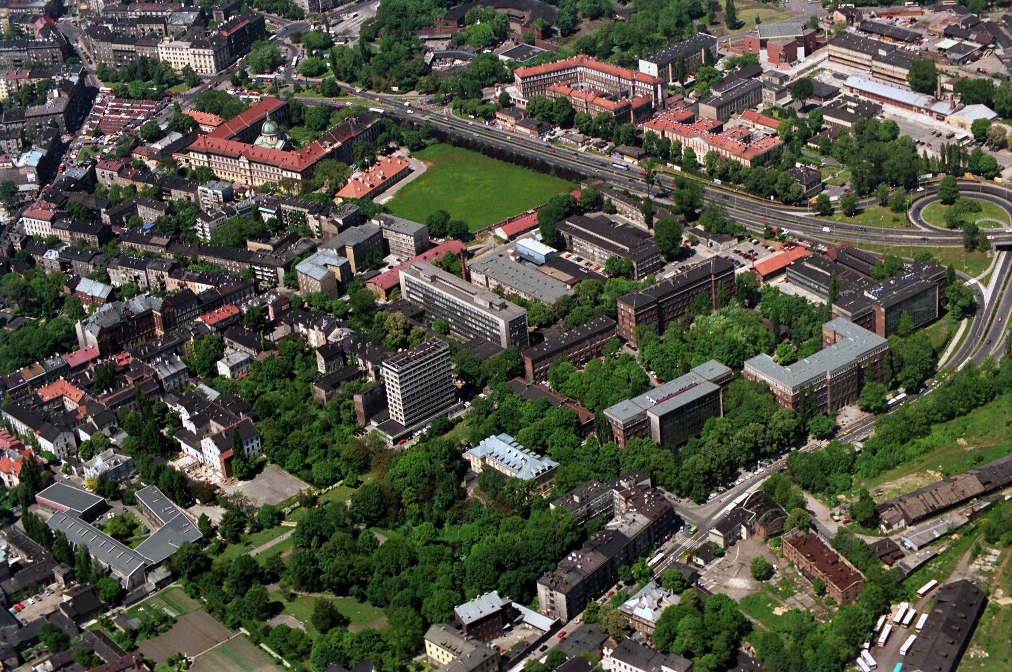 Politechnika Krakowska - zdjęcie lotnicze, lata 90. Fot.: Jan Zych