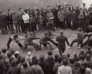 Przeciąganie liny 20 04 1975 Bydgoska 5 Fot.: Jan Zych