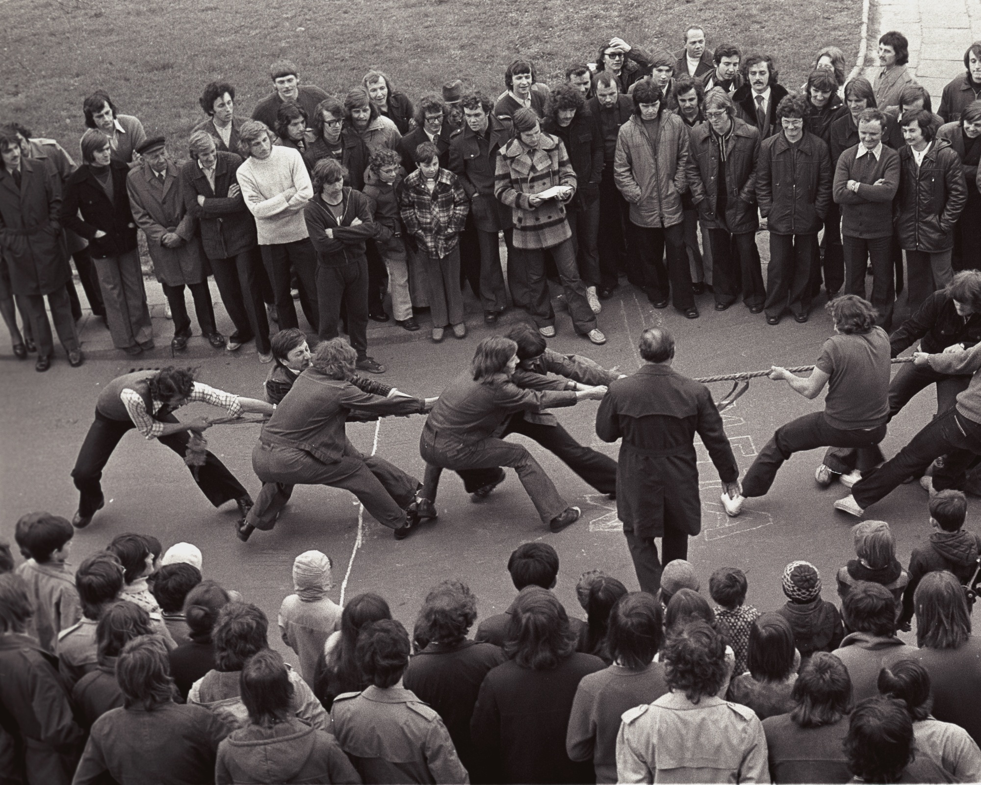 Przeciąganie liny 20 04 1975 Bydgoska 5 Fot.: Jan Zych