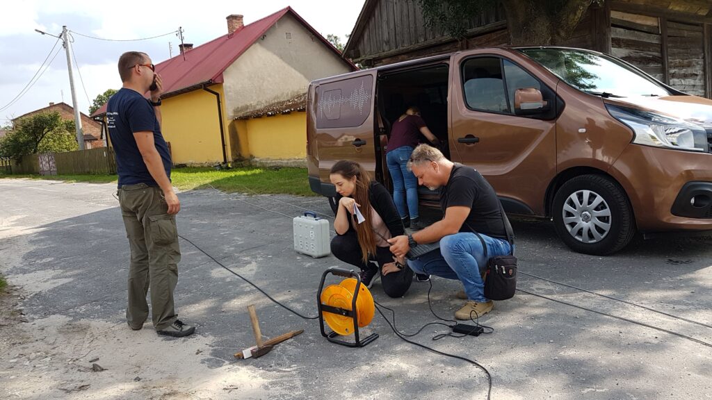 Pomiary drgań komunikacyjnych na trasie CMK Grodzisk Mazowiecki — Zawiercie. Fot.: Archiwum Laboratorium Drgań Budowli