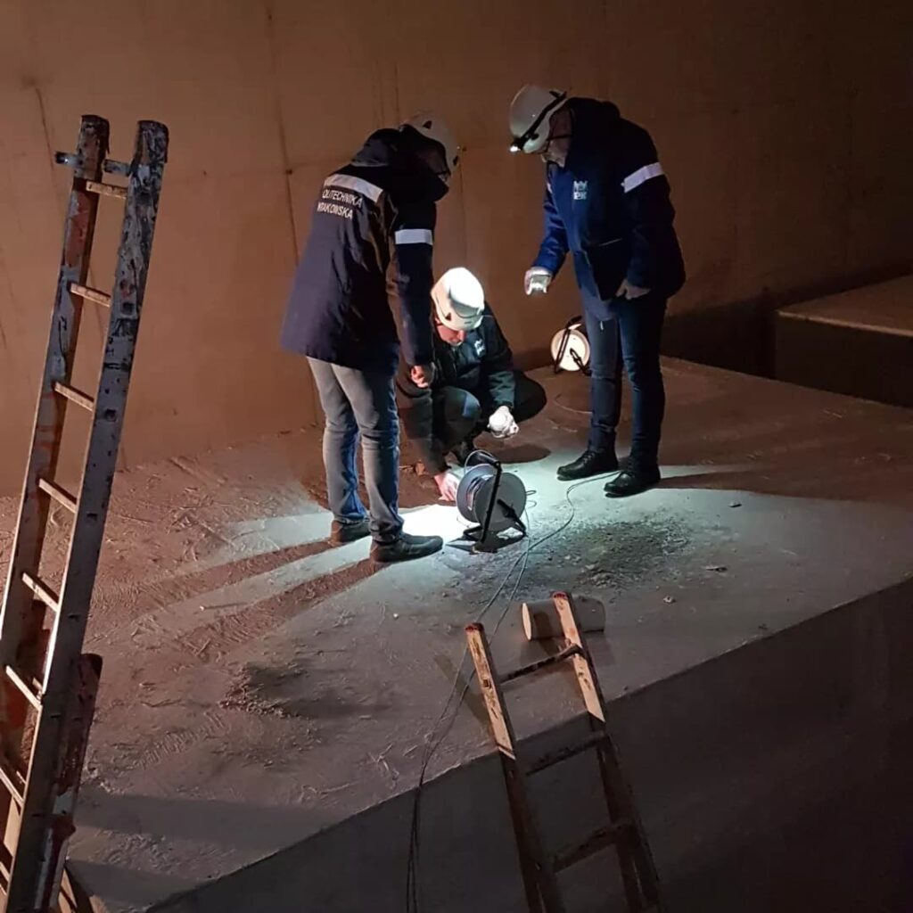 Badania fundamentów ze względu na wrażliwe urządzenia GUM w Kielcach. Fot.: Archiwum Laboratorium Drgań Budowli