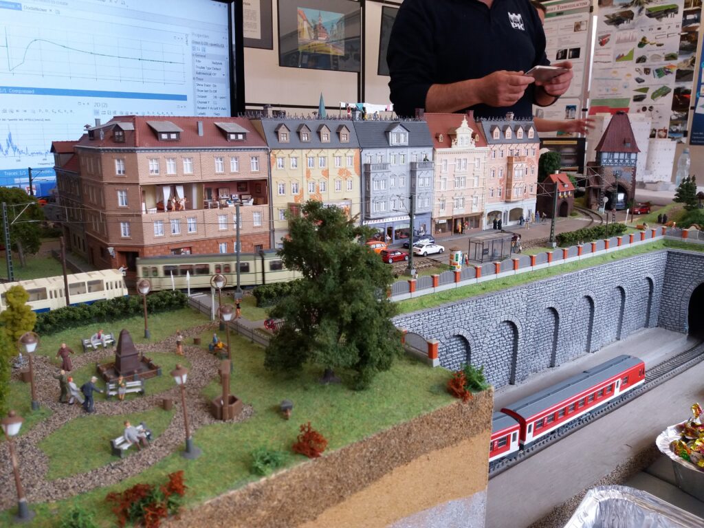 Makieta ze stanowiskiem pomiarowym prezentowana na Festiwalu Nauki. Fot.: Archiwum Laboratorium Drgań Budowli