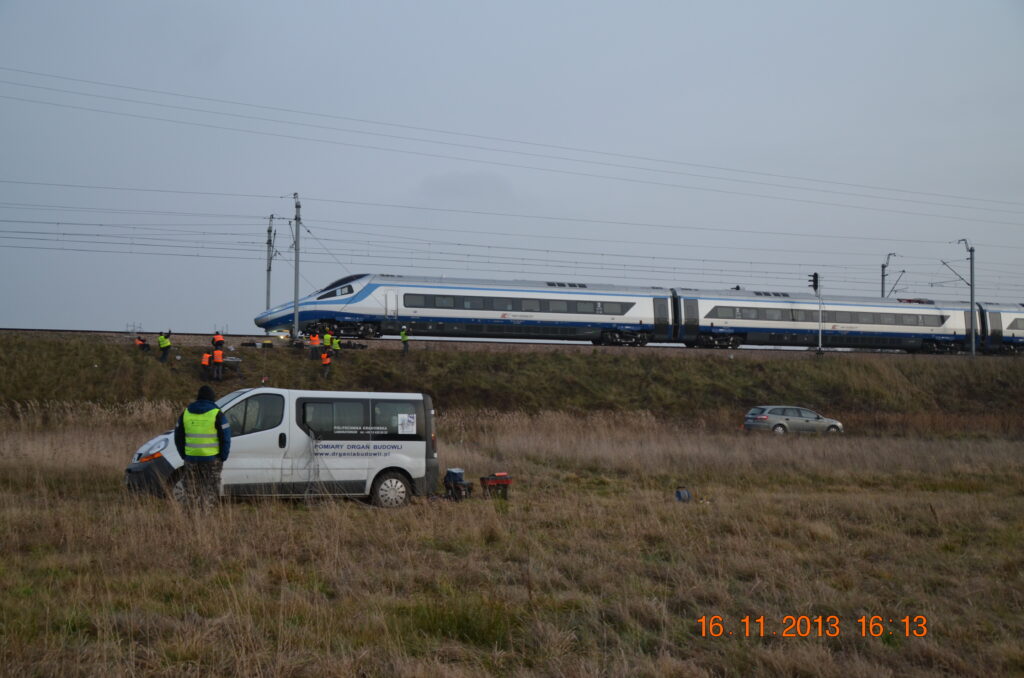 Badania homologacyjne zespołu trakcyjnego Pendolino. Fot.: Archiwum Laboratorium Drgań Budowli