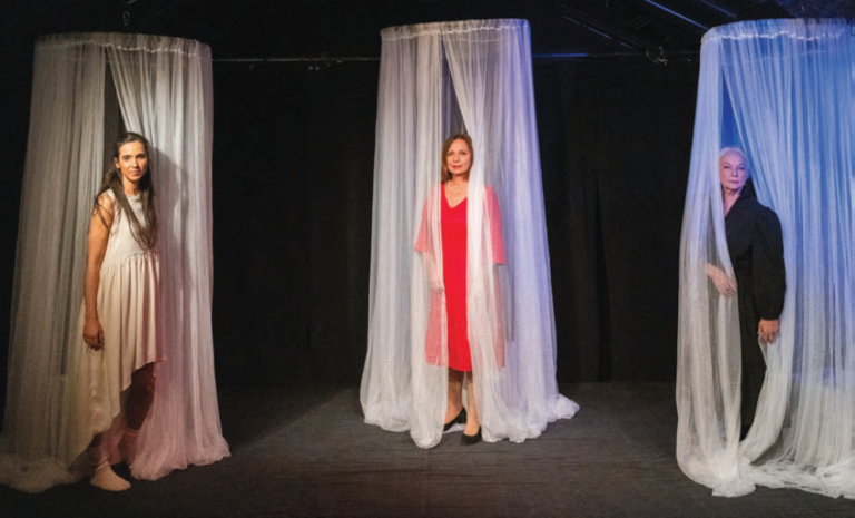 Na scenie Teatru Zależnego występują (od lewej): Natalia Zych, Barbara Szałapak i Anna Sokołowska w „Moje domy na trzy głosy” — spektaklu granym na Kanoniczej już drugi sezon. Fot.: Artur Zych