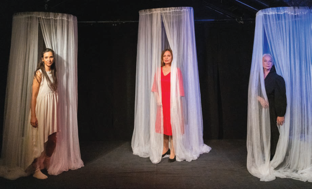 Na scenie Teatru Zależnego występują (od lewej): Natalia Zych, Barbara Szałapak i Anna Sokołowska w „Moje domy na trzy głosy” — spektaklu granym na Kanoniczej już drugi sezon. Fot.: Artur Zych