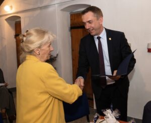 Teresa Baszak-Filipczuk przyjmuje gratulacje od rektora Andrzeja Szaraty Fot.: Jan Zych