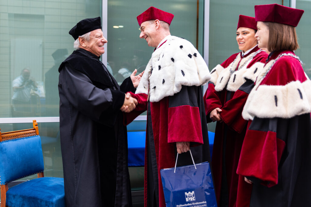 Jerzy A. Sładek przyjmuje gratulacje od rektora Politechniki Krakowskiej Andrzeja Szaraty. Fot.: Dział Promocji i Informacji Politechniki Poznańskiej