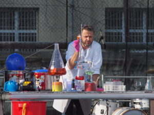 Doświadczenia chemiczne w trakcie wykładu doktora WOW. Fot.: Michał Pierewicz