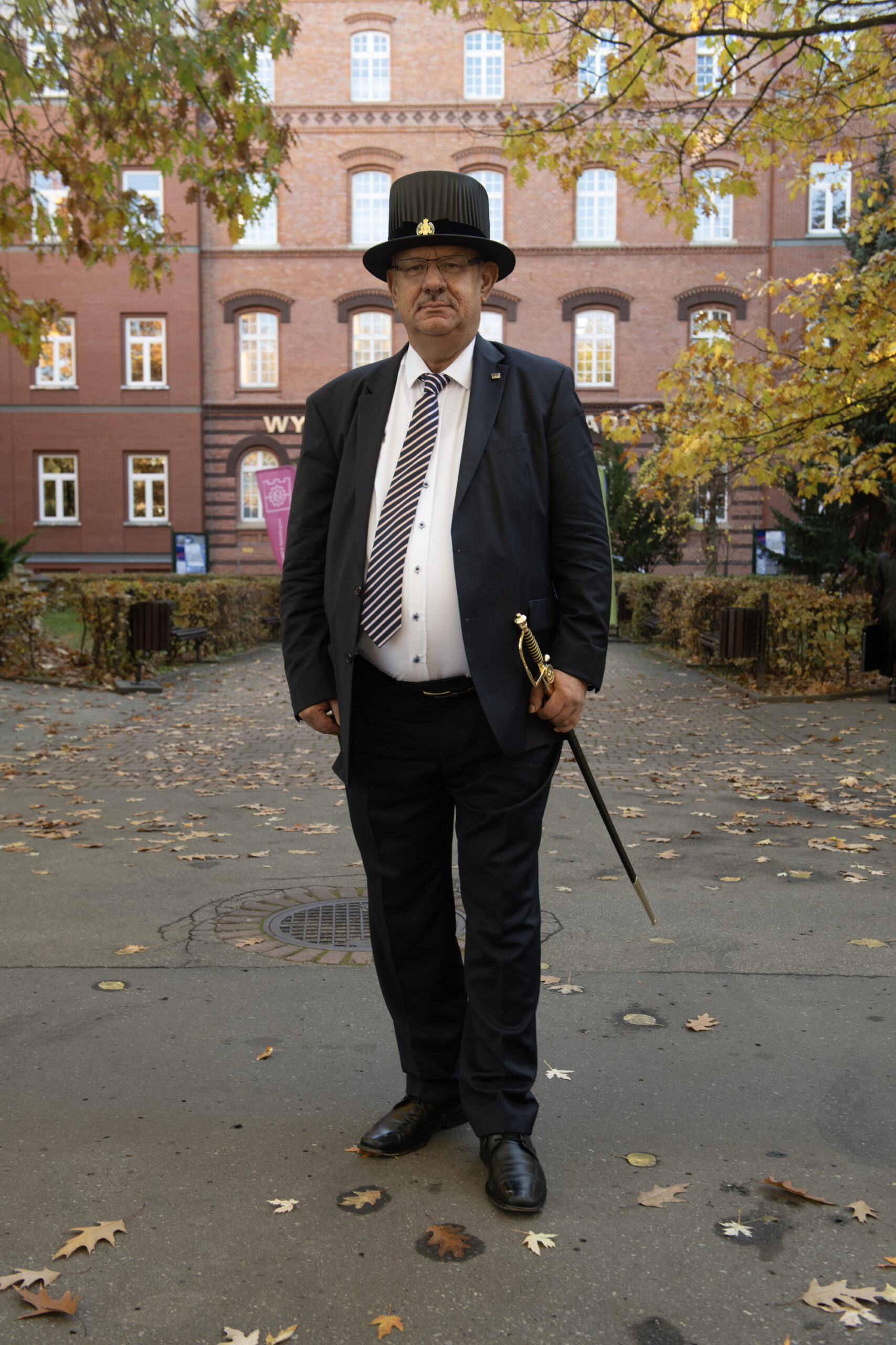 Piotr Bielaczyc, w tle budynek Wydziału Inżynierii Lądowej PK. Fot.: Jan Zych