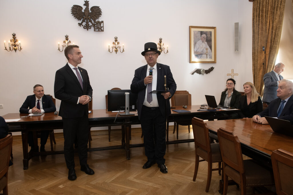 Piotr Bielaczyc w trakcie posiedzenia Senatu PK przyjął gratulacje od rektora PK Andrzeja Szaraty i zaprezentował insygnia doktorskie uniwersytetu w Vaasa. Fot.: Jan Zych