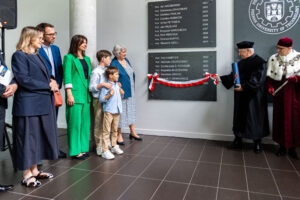 W ceremonii nadania godności honorowej Jerzemu Sładkowi towarzyszyła rodzina. Fot.: Dział Promocji i Informacji Politechniki Poznańskiej