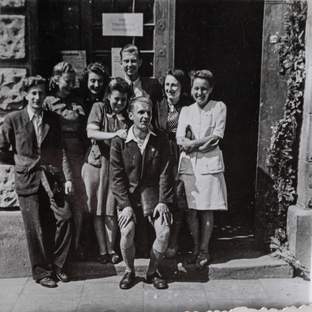 Dom Technika, zapisy na Wydziały Politechniczne AG, wiosna 1945 r. Witold Starzewski (w ostatnim rzędzie) Fot.: Ze zbiorów Witolda Starzewskiego