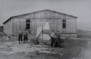 Hangar (warsztat) na lotnisku w Balicach, 1946 r. Fot.: Ze zbiorów Witolda Starzewskiego