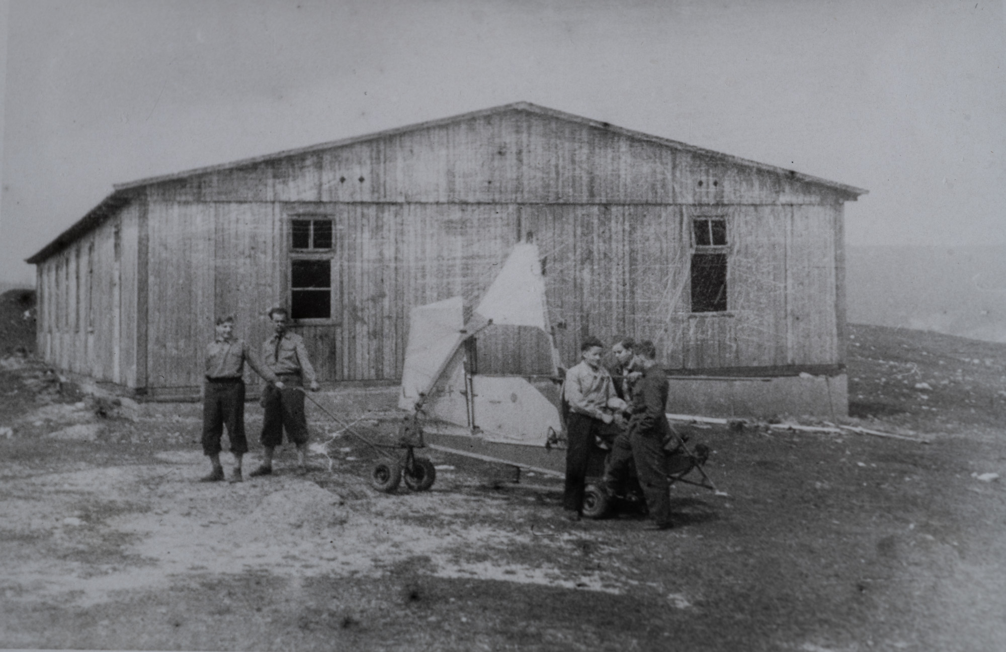 Hangar (warsztat) na lotnisku w Balicach, 1946 r. Fot.: Ze zbiorów Witolda Starzewskiego