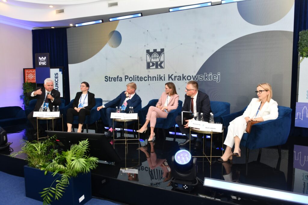 Panel „Nowe inicjatywy i instrumenty wsparcia innowacji i transferu wiedzy i technologii na uczelniach wyższych” moderował Jacek Kasz Fot.: Jan Zych