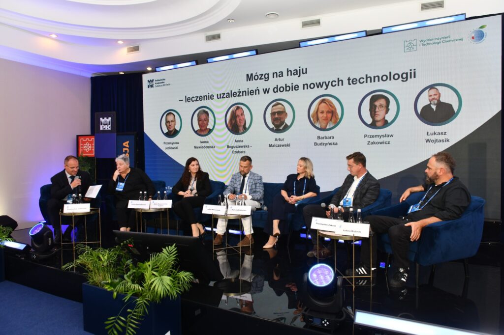 Panel „Mózg na haju — leczenie uzależnień w dobie nowych technologii”, moderował Przemysław Jodłowski Fot.: Jan Zych
