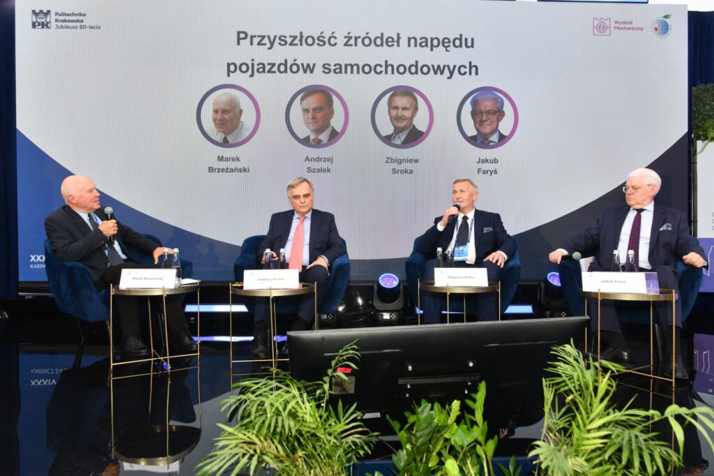 O przyszłości źródeł napędu pojazdów samochodowych dyskutowali Marek Brzeżański, Andrzej Szałek, Zbigniew Sroka i Jakub Faryś Fot.: Jan Zych