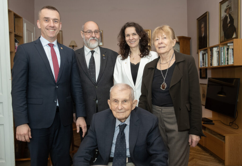 Od lewej: rektor PK Andrzej Szarata, Krzysztof Wielgus z Katedry Architektury Krajobrazu i kanclerz PK Agnieszka Kostecka-Stec w gościnie u państwa Witolda i Jadwigi Starzewskich Fot.: Jan Zych