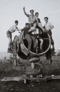 Podczas praktyki w 1946 r. Studenci oblegają pozostawiony na lotnisku w Mielcu poniemiecki reflektor przeciwlotniczy; w grupie: Julian Bojanowski (z akordeonem), współtwórca Sekcji Lotniczej Wydziałów Politechnicznych AG. Fot.: Ze zbiorów Witolda Starzewskiego