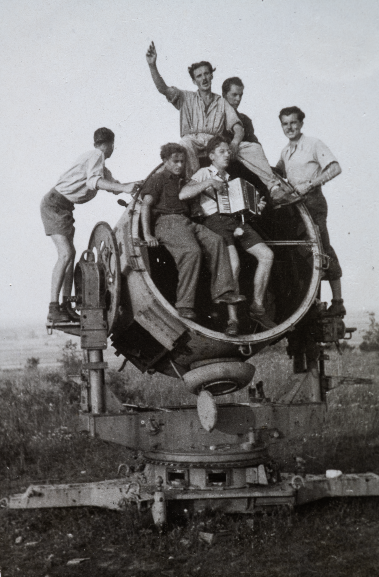 Podczas praktyki w 1946 r. Studenci oblegają pozostawiony na lotnisku w Mielcu poniemiecki reflektor przeciwlotniczy; w grupie: Julian Bojanowski (z akordeonem), współtwórca Sekcji Lotniczej Wydziałów Politechnicznych AG. Fot.: Ze zbiorów Witolda Starzewskiego