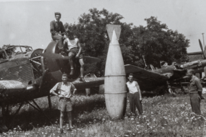 Podczas praktyki w 1946 r. z lewej — Witold Starzewski, w centrum — „pojemnik na pocztę” Fot.: Ze zbiorów Witolda Starzewskiego