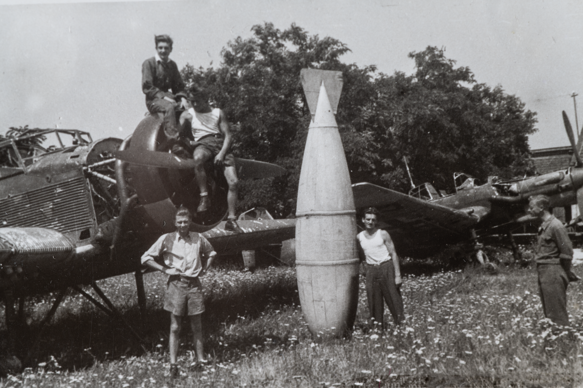 Podczas praktyki w 1946 r. z lewej — Witold Starzewski, w centrum — „pojemnik na pocztę” Fot.: Ze zbiorów Witolda Starzewskiego