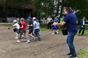 Siew łąki kwietnej przed Wydziałem Mechanicznym PK. Fot.: Jan Zych