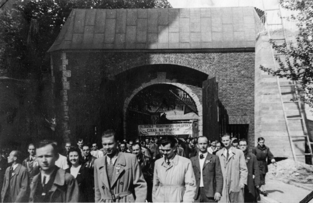 Studenci Wydziałów Politechnicznych AG, wiosna 1945 r. Witold Starzewski na pierwszym planie, drugi od prawej Fot.: Ze zbiorów Witolda Starzewskiego