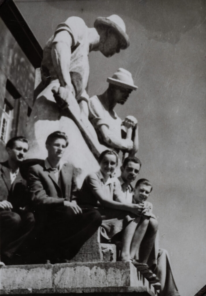 Studenci Wydziałów Politechnicznych AG, wiosna 1945 r. Witold Starzewski na pierwszym planie, drugi od prawej Fot.: Ze zbiorów Witolda Starzewskiego