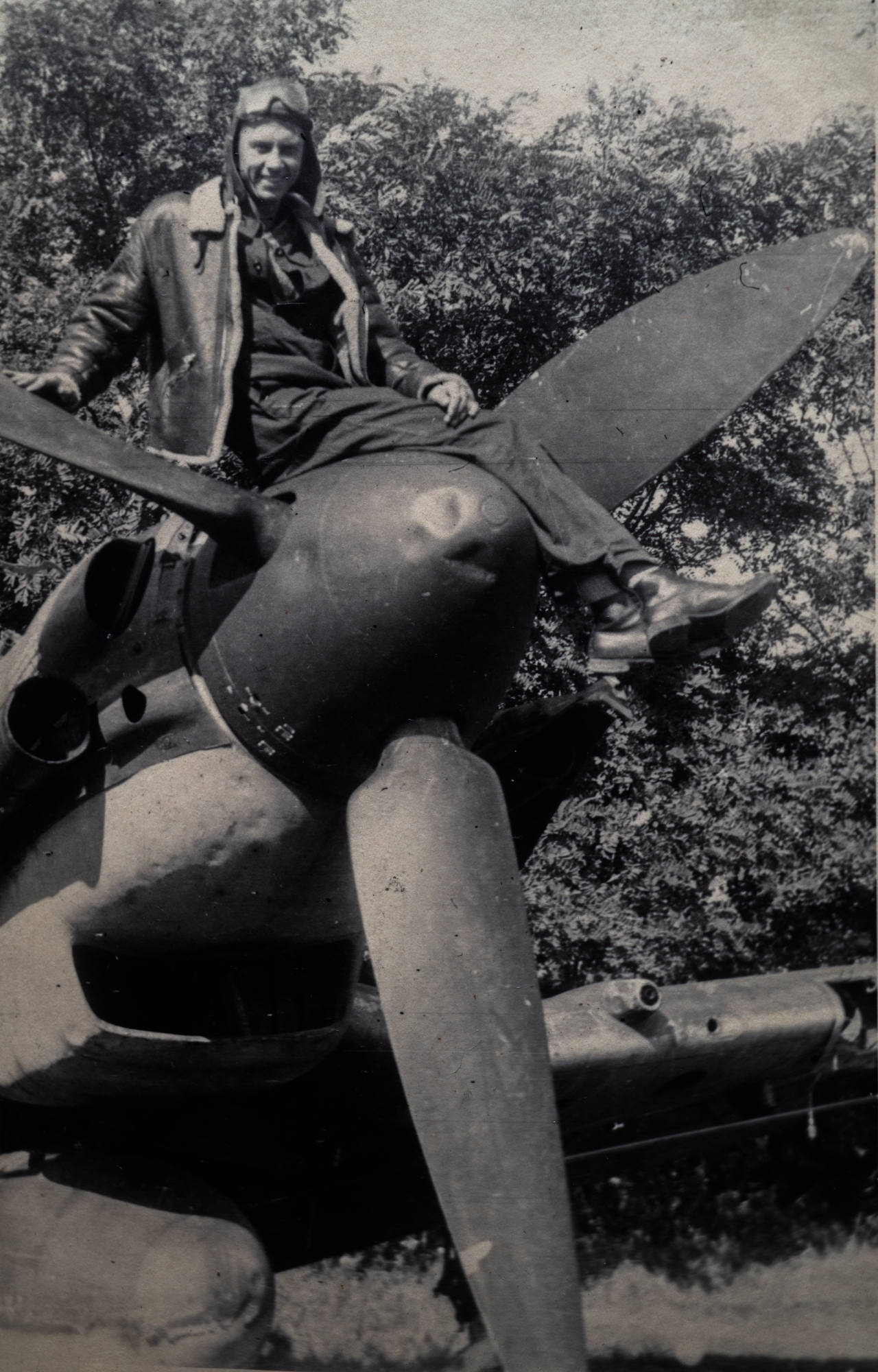 Witold Starzewski pozuje na masce silnika bombowca Junkers Ju 87 Stuka; w czasie kursu samolotowego w Ligotce Dolnej w 1945 r. Fot.: Ze zbiorów Witolda Starzewskiego