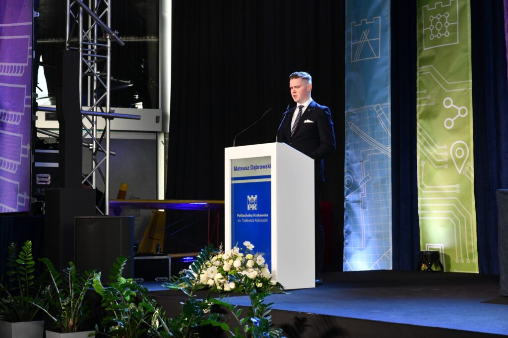 Inauguracja roku akademickiego 20252026 Politechniki Krakowskiej przemawia przewodniczący Samorządu Studenckiego Mateusz Dąbrowski Fot.: Jan Zych