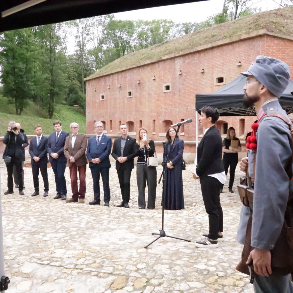 Przemawia Monika Bogdanowska, córka Janusza Bogdanowskiego. Fot.: Tomasz Malec