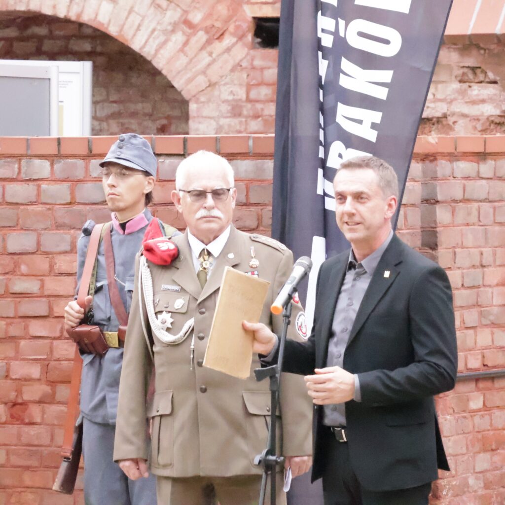 Rektor PK Andrzej Szarata prezentuje opracowanie, które ofiarował uczelni Tomasz Otrębski w imieniu Fundacji im. Tadeusza Kościuszki w Krakowie. Fot.: Tomasz Malec