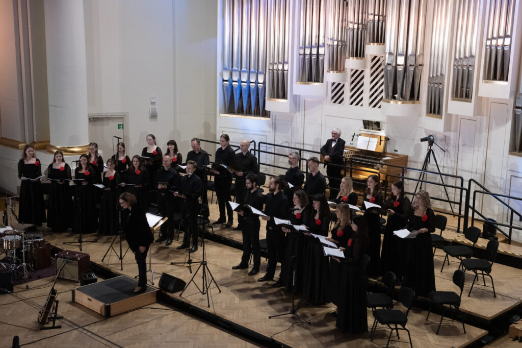 Julian Gembalski (przy kontuarze organów) oraz chórzyści „Cantaty” wraz z dyrygent Martą Stós Fot.: Jan Zych