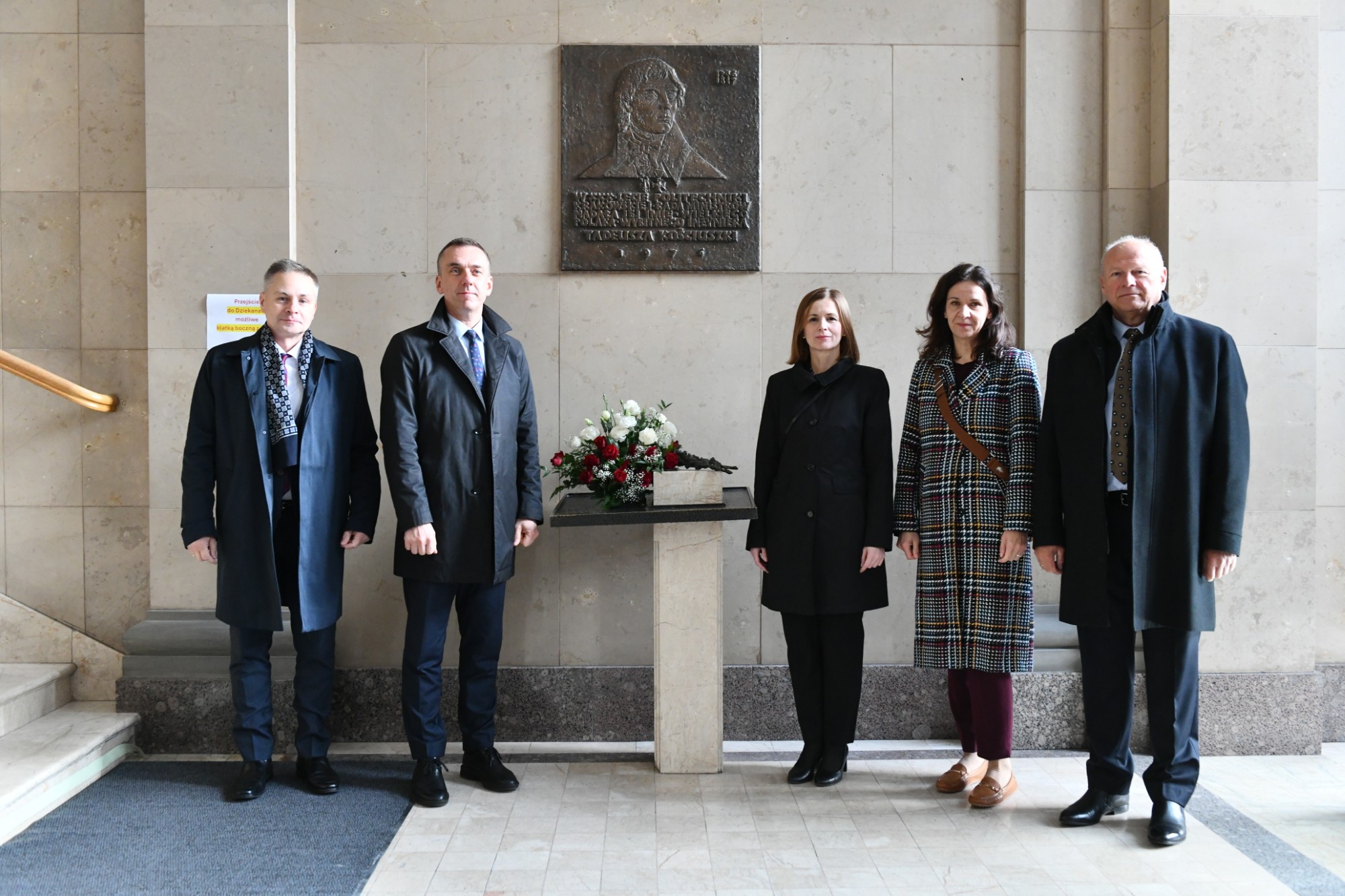 Inauguracja roku akademickiego 2025/2026 Politechniki Krakowskiej: złożenie kwiatów pod tablicą Tadeusza Kościuszki na kampusie PK Fot.: Jan Zych