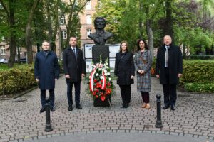 Inauguracja roku akademickiego 2025/2026 Politechniki Krakowskiej: złożenie kwiatów przy popiersiu Tadeusza Kościuszki na kampusie PK Fot.: Jan Zych